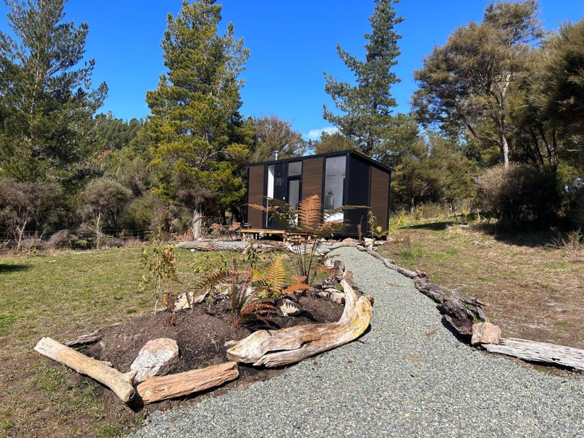 Ruru Tiny House By Tiny Away Villa Rangihaeata ภายนอก รูปภาพ