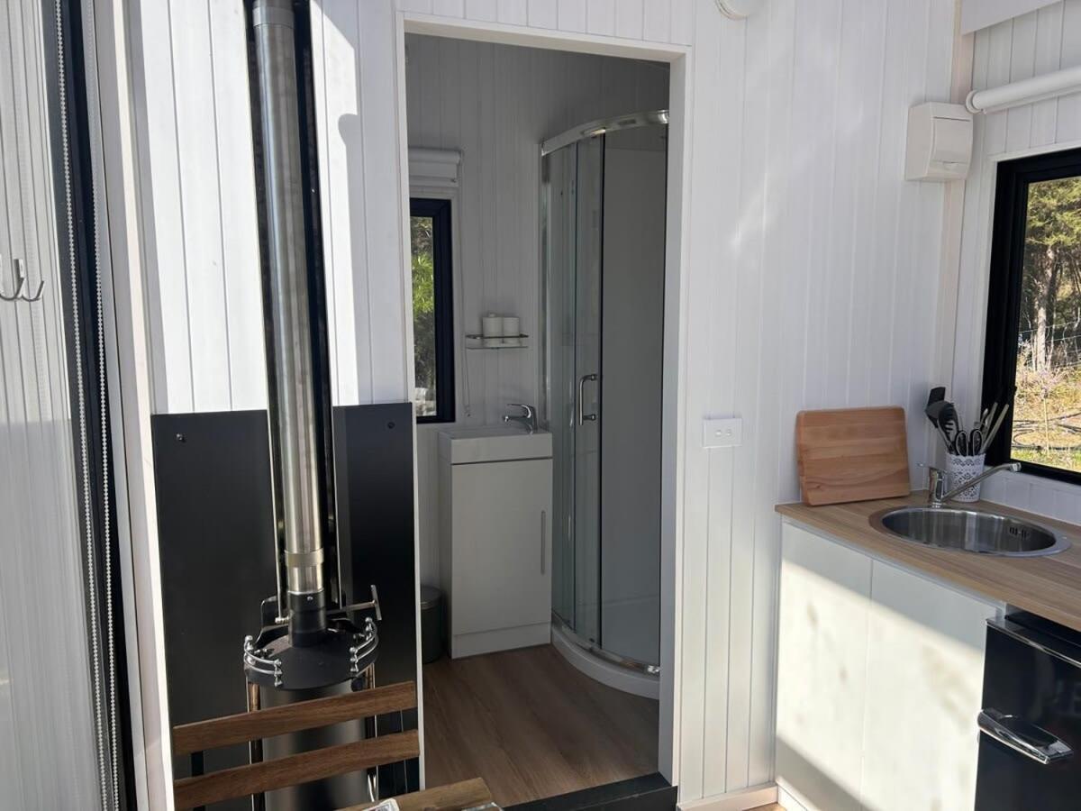 Ruru Tiny House By Tiny Away Villa Rangihaeata ภายนอก รูปภาพ